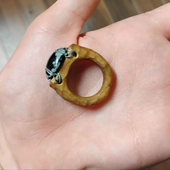 Hand carved avocado pit ring size 9.5 - Picture 5 of 5